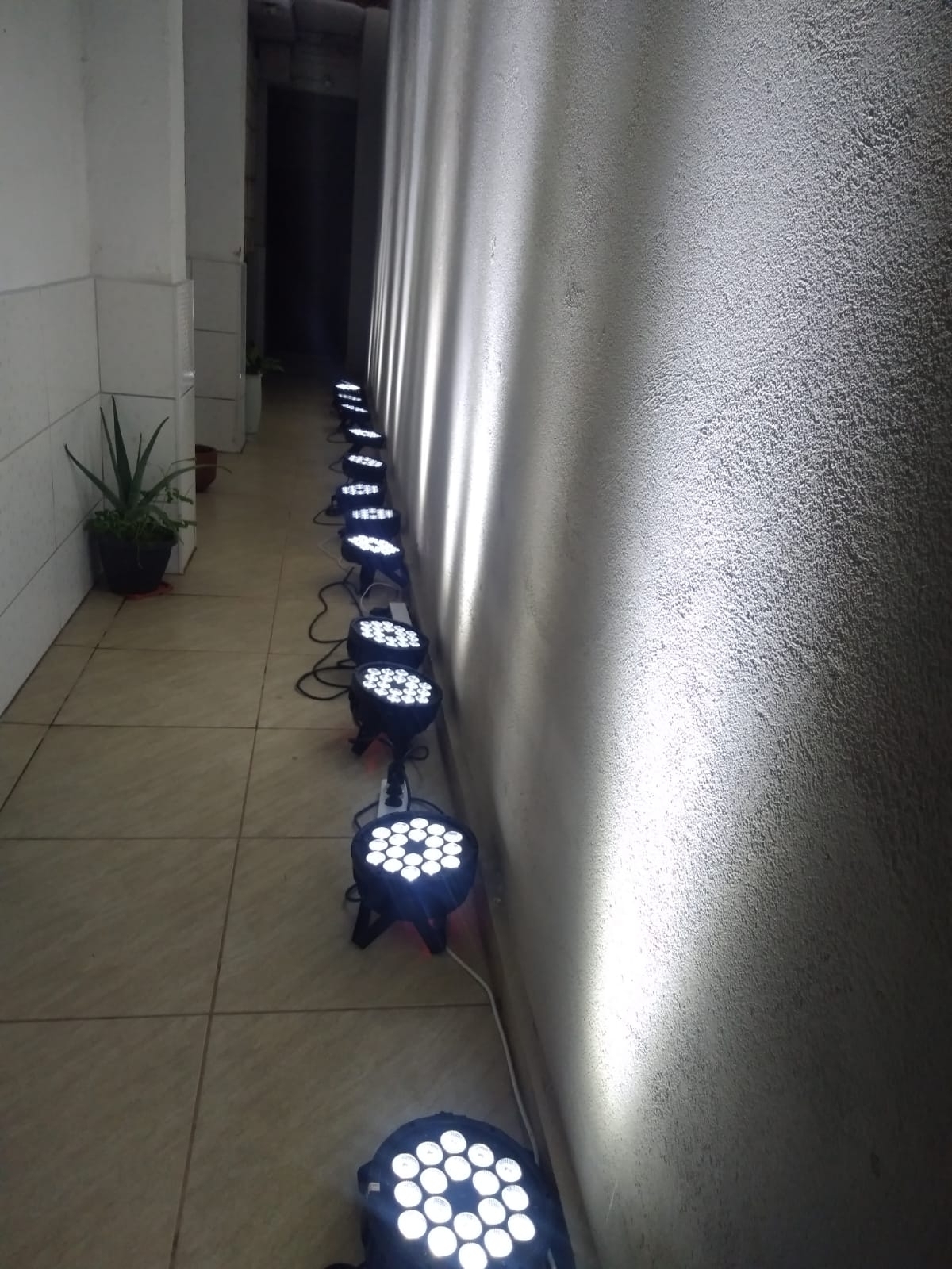 Locação de Telão, Projetores, iluminação, Som , Microfones .