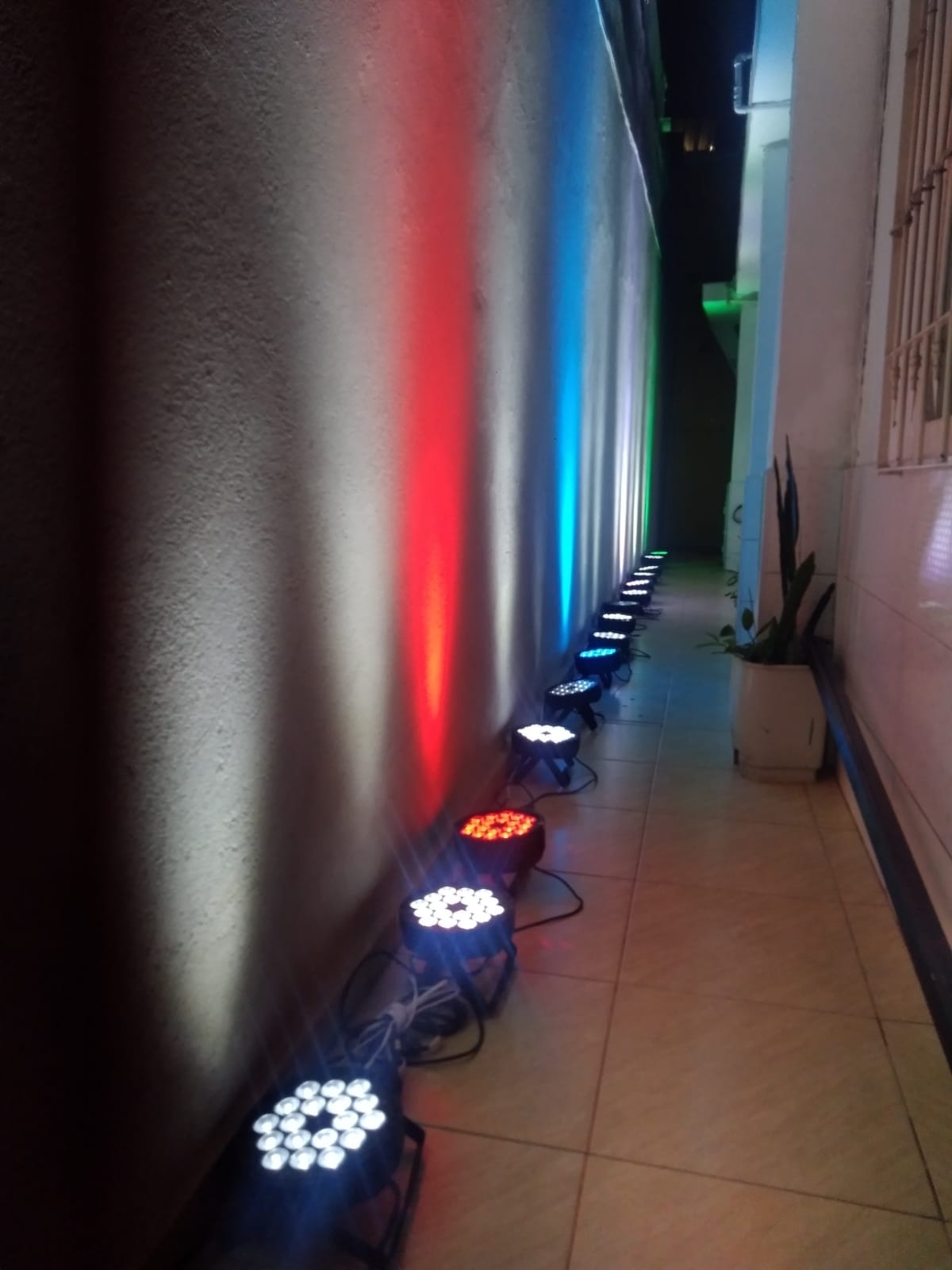 Locação de Telão, Projetores, iluminação, Som , Microfones .